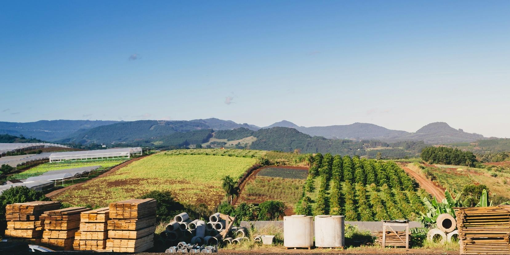 Ladang dan perbukitan di dataran tinggi Toba, Sumatera Utara